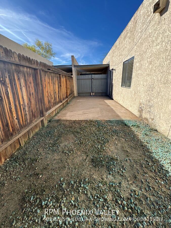 Updated Single Story 2Bdm - 2 Ba Glendale Unit with New Floors and Paint *No Carpet* property image