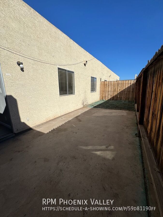 Updated Single Story 2Bdm - 2 Ba Glendale Unit with New Floors and Paint *No Carpet* property image
