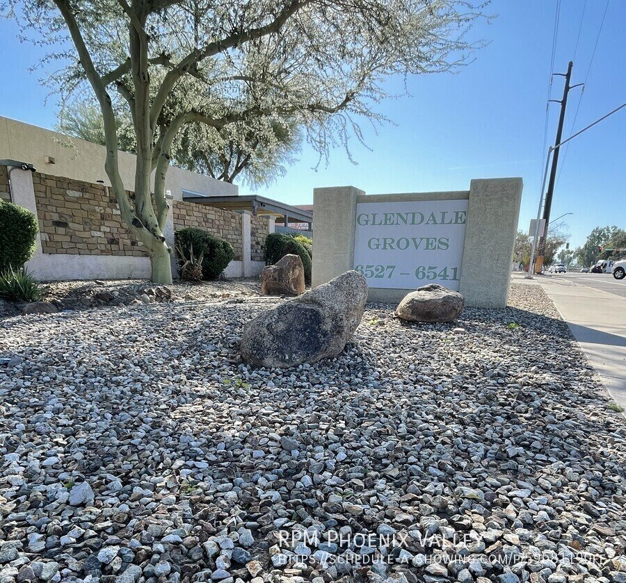 Updated Single Story 2Bdm - 2 Ba Glendale Unit with New Floors and Paint *No Carpet* property image