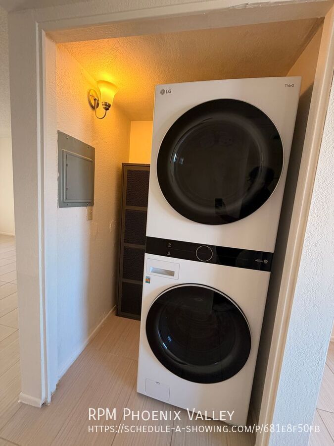 Move In Special! Spacious 2Bdm 2Ba Central Tempe Condo with New Floors! property image