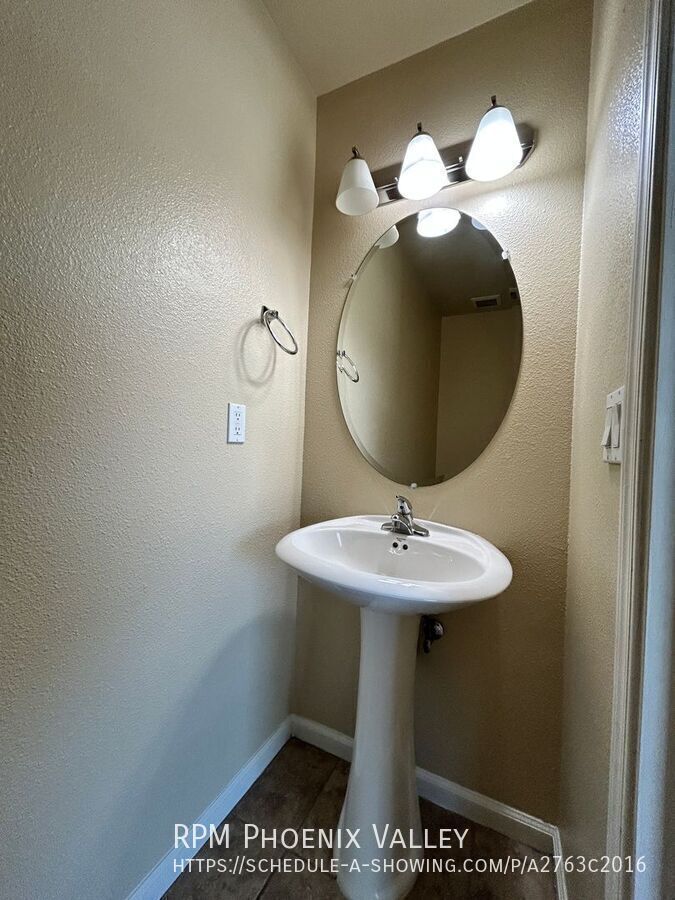 3 Bed/2.5 Bath Townhome 19th Ave & Bell End Unit *ALL* Appliances! property image