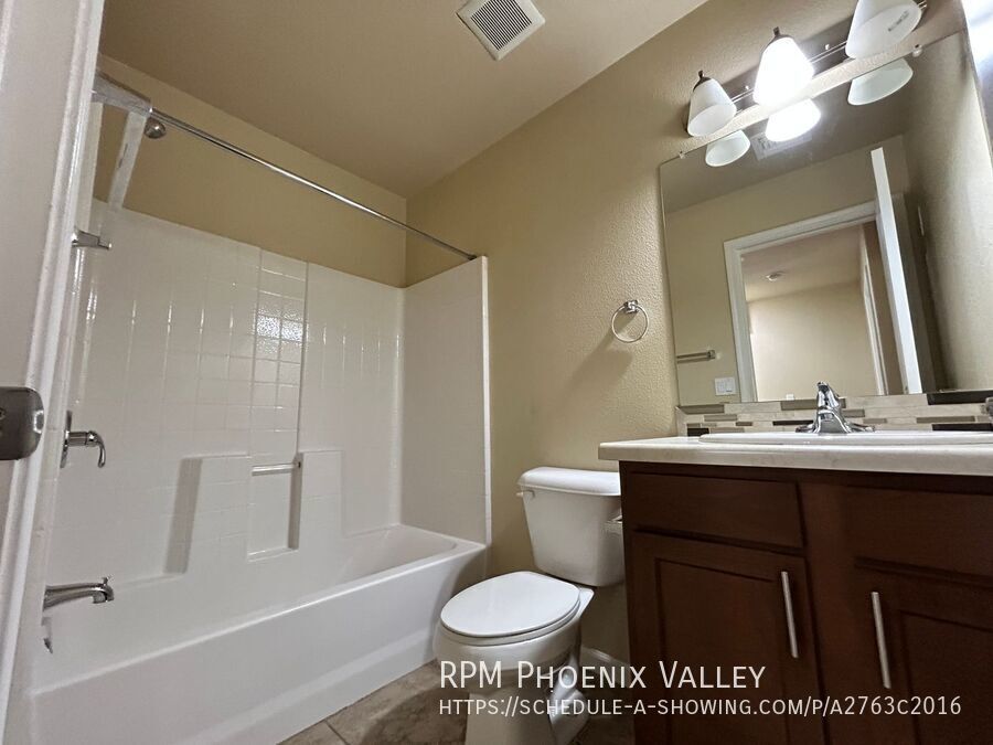 3 Bed/2.5 Bath Townhome 19th Ave & Bell End Unit *ALL* Appliances! property image