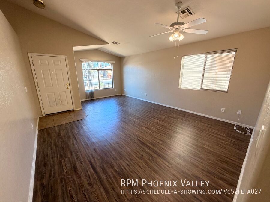 3/2 Single story Avondale Home *Custom Paint* & Carpet in Beds Only! property image
