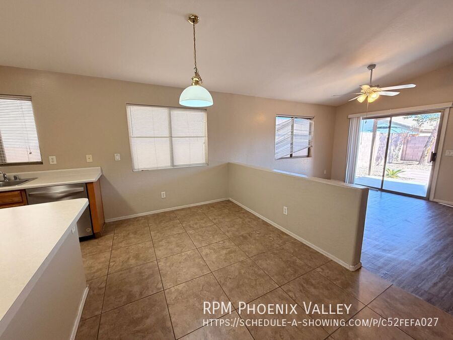 3/2 Single story Avondale Home *Custom Paint* & Carpet in Beds Only! property image