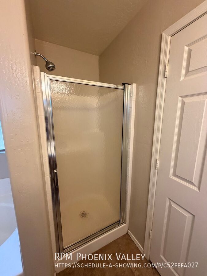 3/2 Single story Avondale Home *Custom Paint* & Carpet in Beds Only! property image