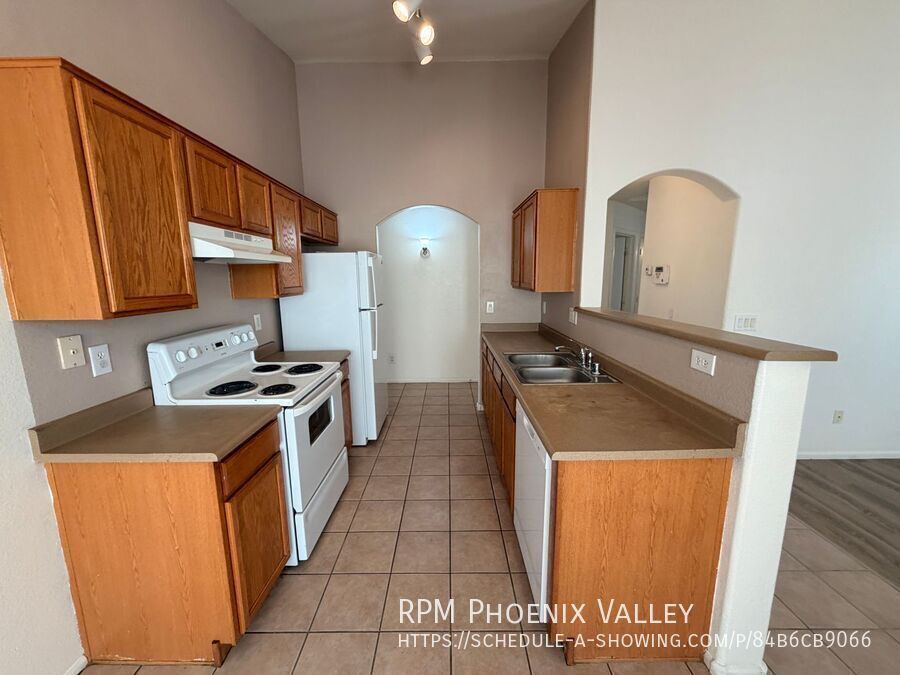 3 X 2 W/Den *ALL Appliances* **Corner Lot!! with New Paint & Carpet property image