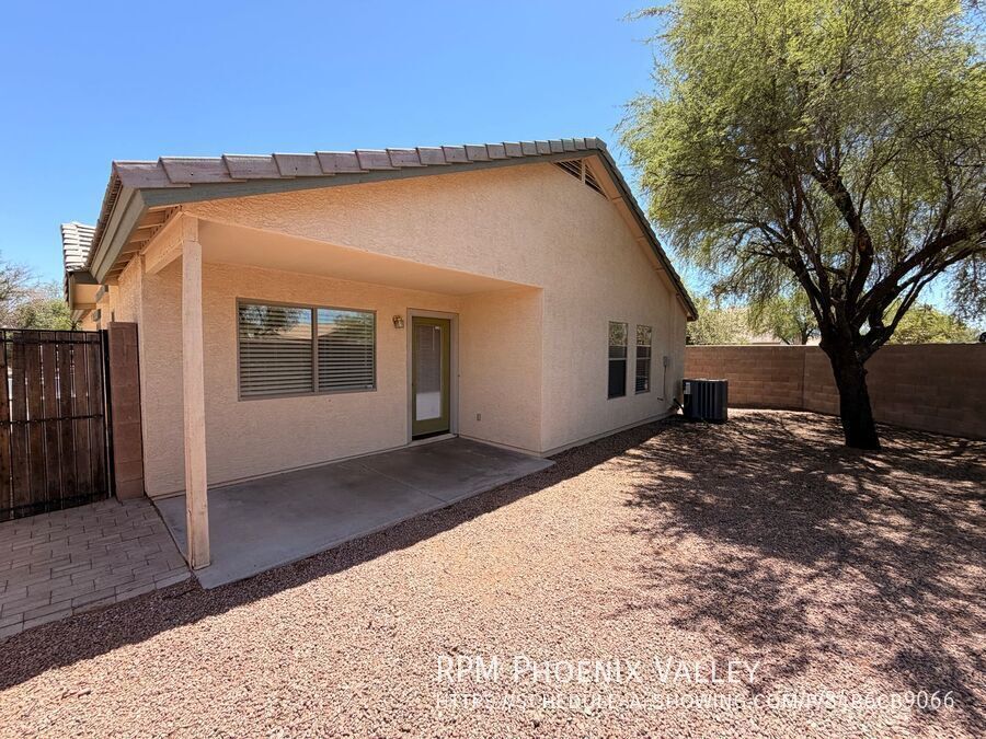 3 X 2 W/Den *ALL Appliances* **Corner Lot!! with New Paint & Carpet property image