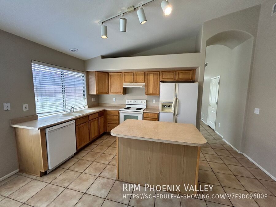 Warm, Inviting 3 Bed / 2bath Home in Canyon Trails with new updated and Flooring!!! property image