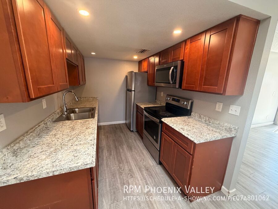 Updated Single Story 2x2 Glendale Unit With No Carpet property image