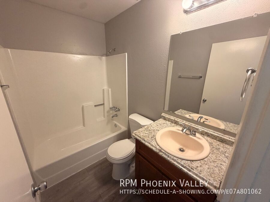 Updated Single Story 2x2 Glendale Unit With No Carpet property image