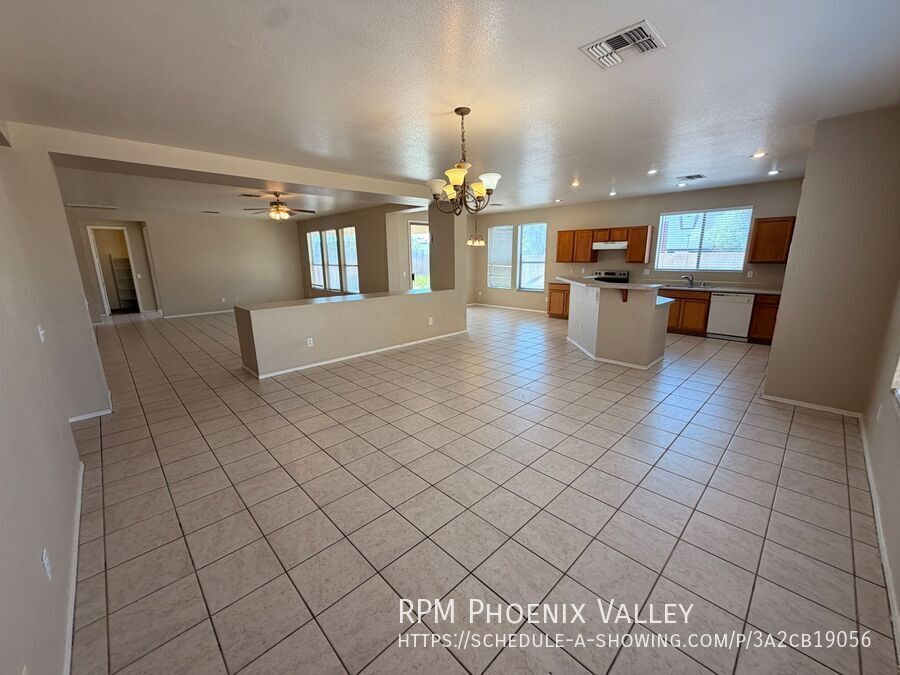 Spacious 3 Bedroom Single Story Peoria With A 3 Car Garage property image