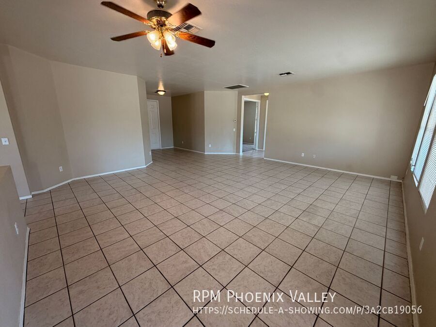 Spacious 3 Bedroom Single Story Peoria With A 3 Car Garage property image