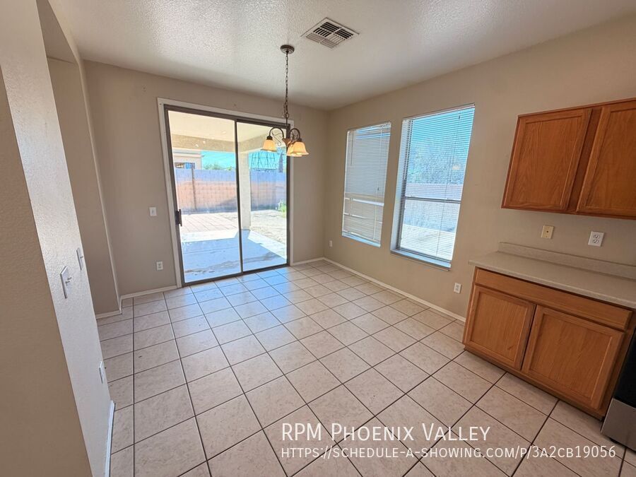 Spacious 3 Bedroom Single Story Peoria With A 3 Car Garage property image