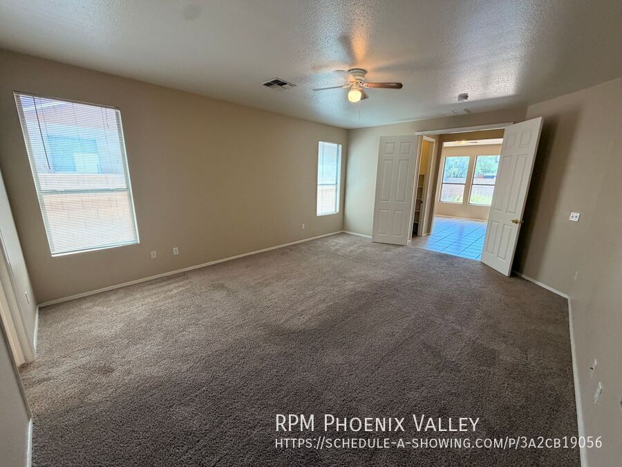 Spacious 3 Bedroom Single Story Peoria With A 3 Car Garage property image