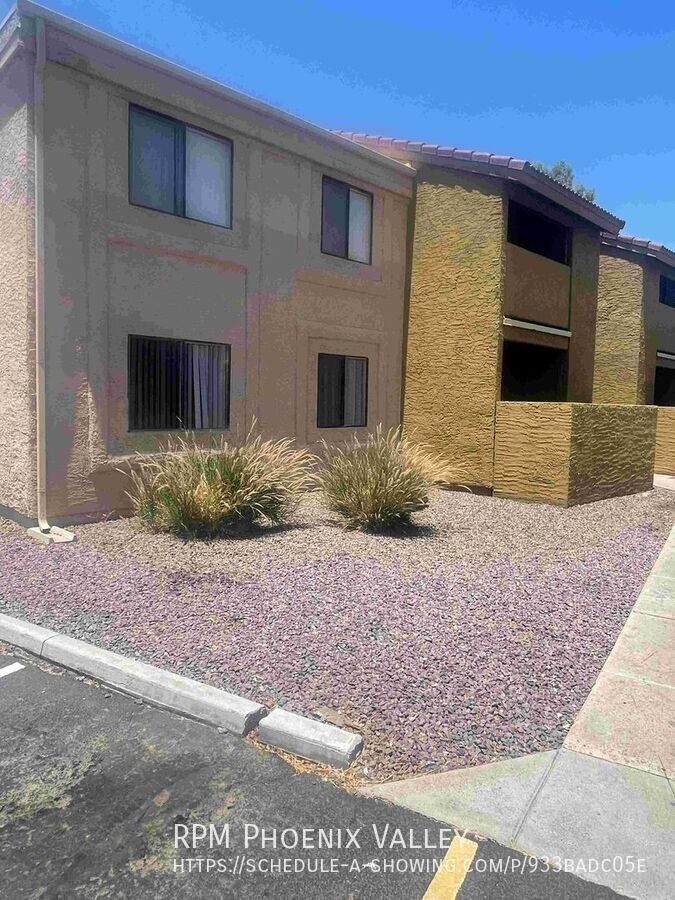 Freshly Updated 2 Bedroom with *NEW* Vinyl Floors,  *MOVE IN SPECIAL* 1/2 OFF YOUR FIRST FULL MONTH OF RENT property image