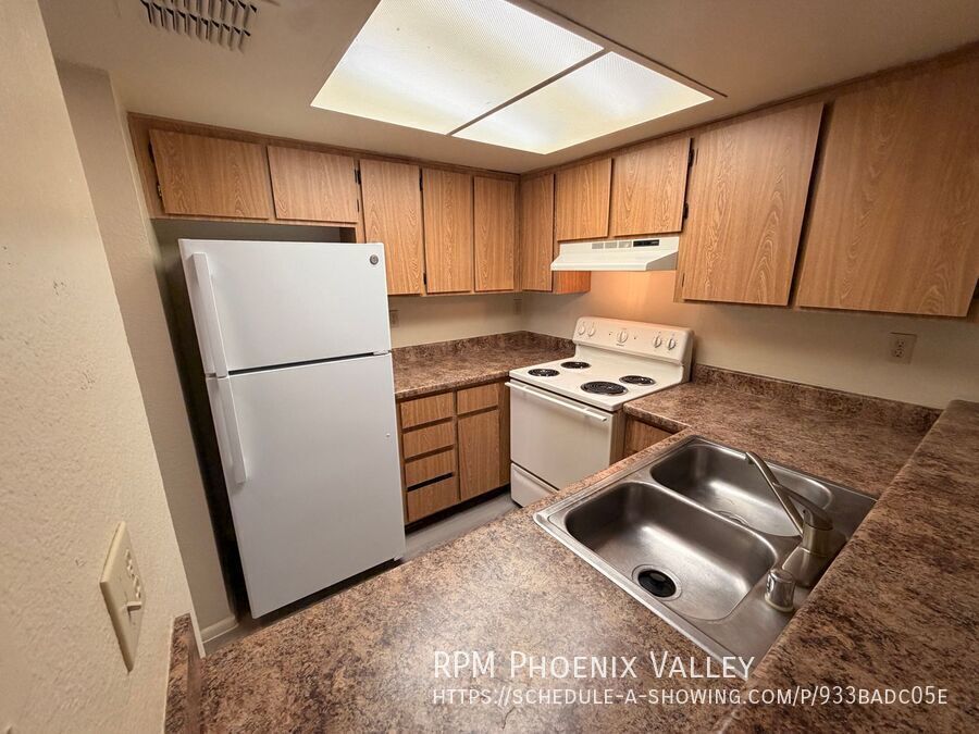 Freshly Updated 2 Bedroom with *NEW* Vinyl Floors,  *MOVE IN SPECIAL* 1/2 OFF YOUR FIRST FULL MONTH OF RENT property image