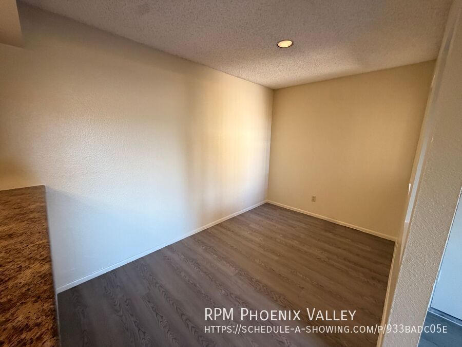 Freshly Updated 2 Bedroom with *NEW* Vinyl Floors,  *MOVE IN SPECIAL* 1/2 OFF YOUR FIRST FULL MONTH OF RENT property image