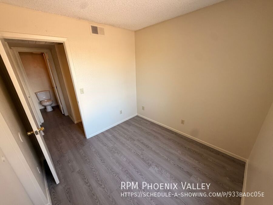 Freshly Updated 2 Bedroom with *NEW* Vinyl Floors,  *MOVE IN SPECIAL* 1/2 OFF YOUR FIRST FULL MONTH OF RENT property image