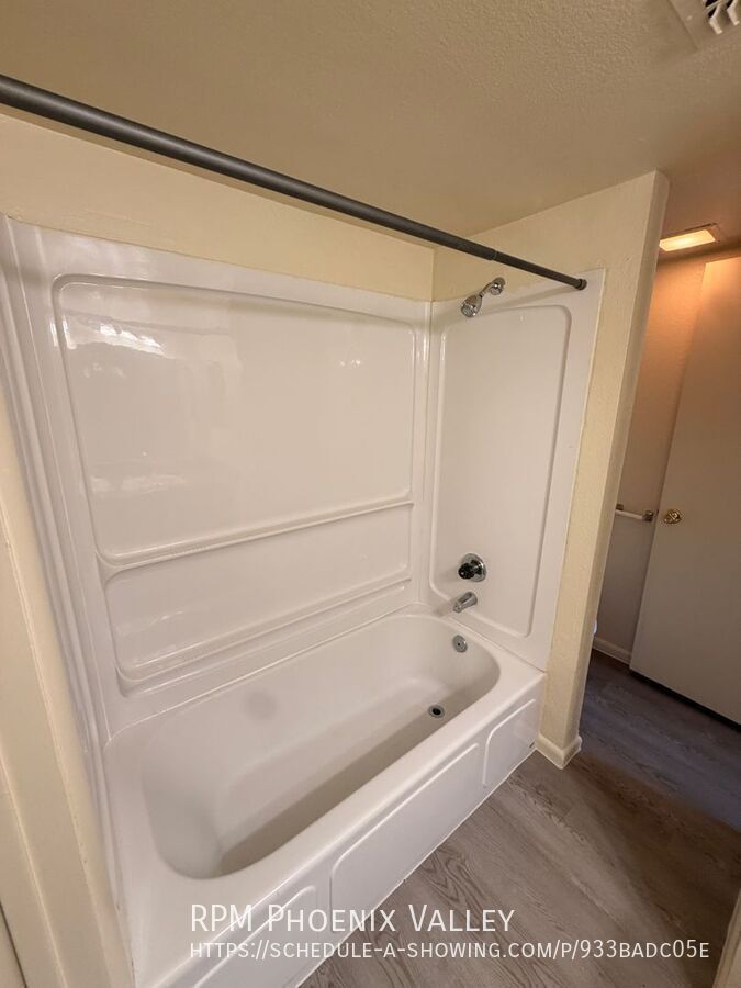 Freshly Updated 2 Bedroom with *NEW* Vinyl Floors,  *MOVE IN SPECIAL* 1/2 OFF YOUR FIRST FULL MONTH OF RENT property image
