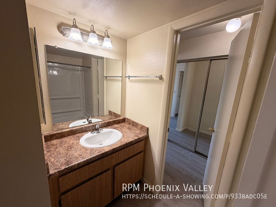Freshly Updated 2 Bedroom with *NEW* Vinyl Floors,  *MOVE IN SPECIAL* 1/2 OFF YOUR FIRST FULL MONTH OF RENT property image