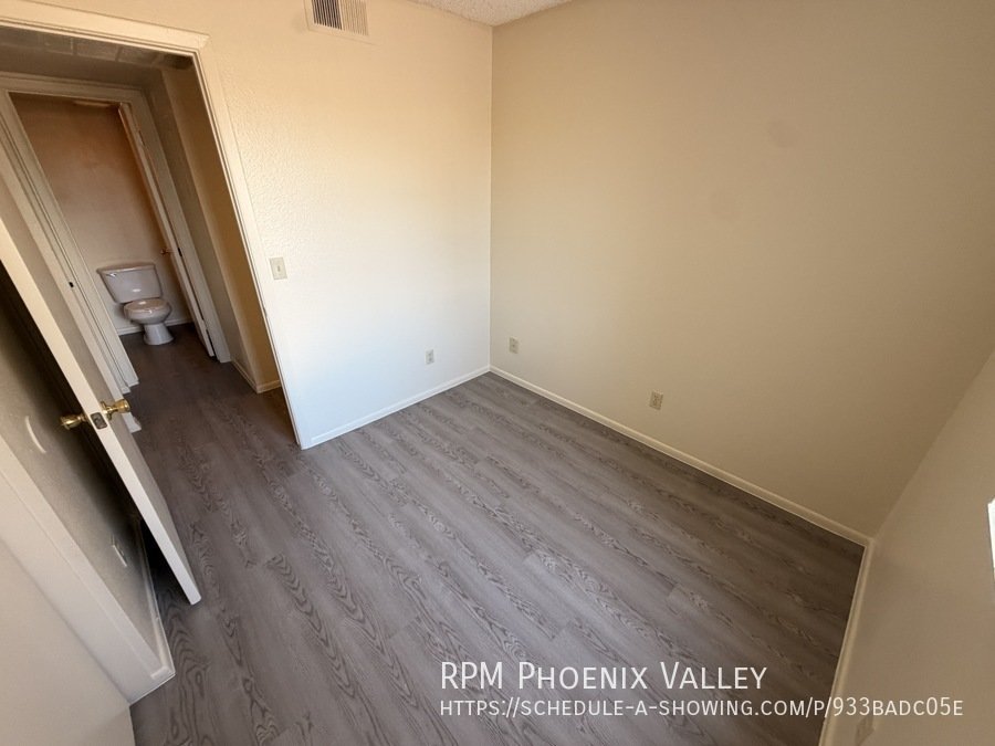 Freshly Updated 2 Bedroom with *NEW* Vinyl Floors,  *MOVE IN SPECIAL* 1/2 OFF YOUR FIRST FULL MONTH OF RENT property image
