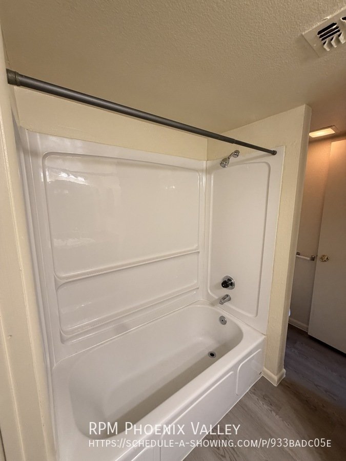 Freshly Updated 2 Bedroom with *NEW* Vinyl Floors,  *MOVE IN SPECIAL* 1/2 OFF YOUR FIRST FULL MONTH OF RENT property image