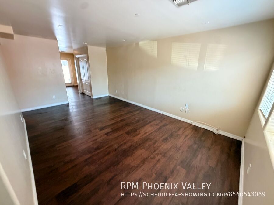 Beautiful Townhome With Freshly Painted Areas & Stainless-Steel Appliances! property image