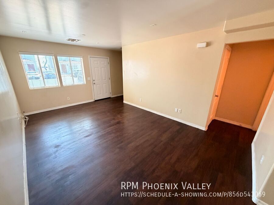 Beautiful Townhome With Freshly Painted Areas & Stainless-Steel Appliances! property image
