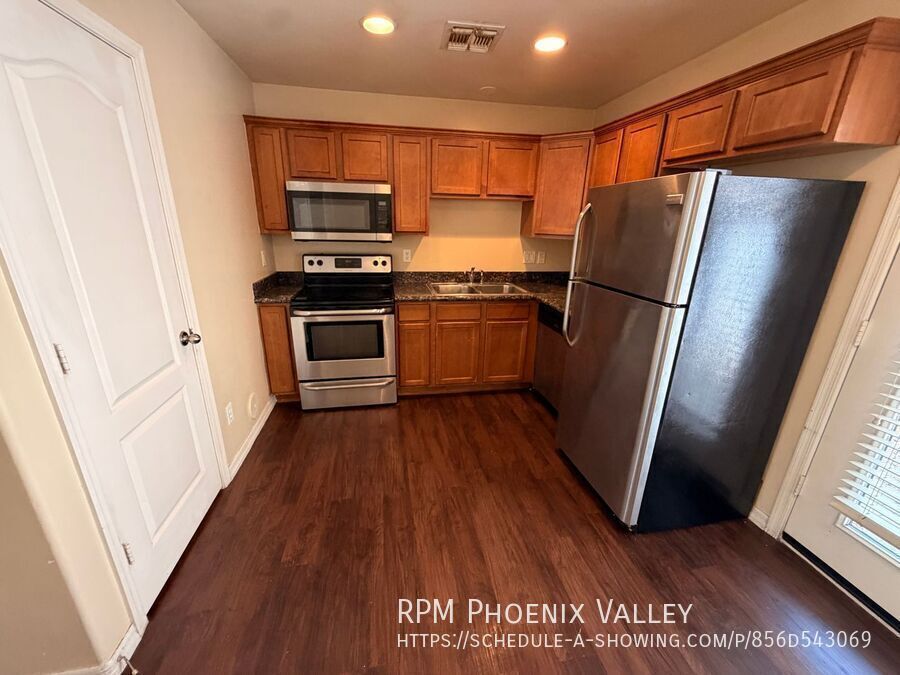 Beautiful Townhome With Freshly Painted Areas & Stainless-Steel Appliances! property image