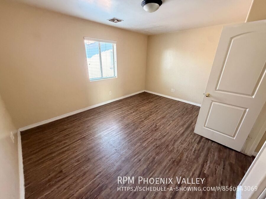 Beautiful Townhome With Freshly Painted Areas & Stainless-Steel Appliances! property image