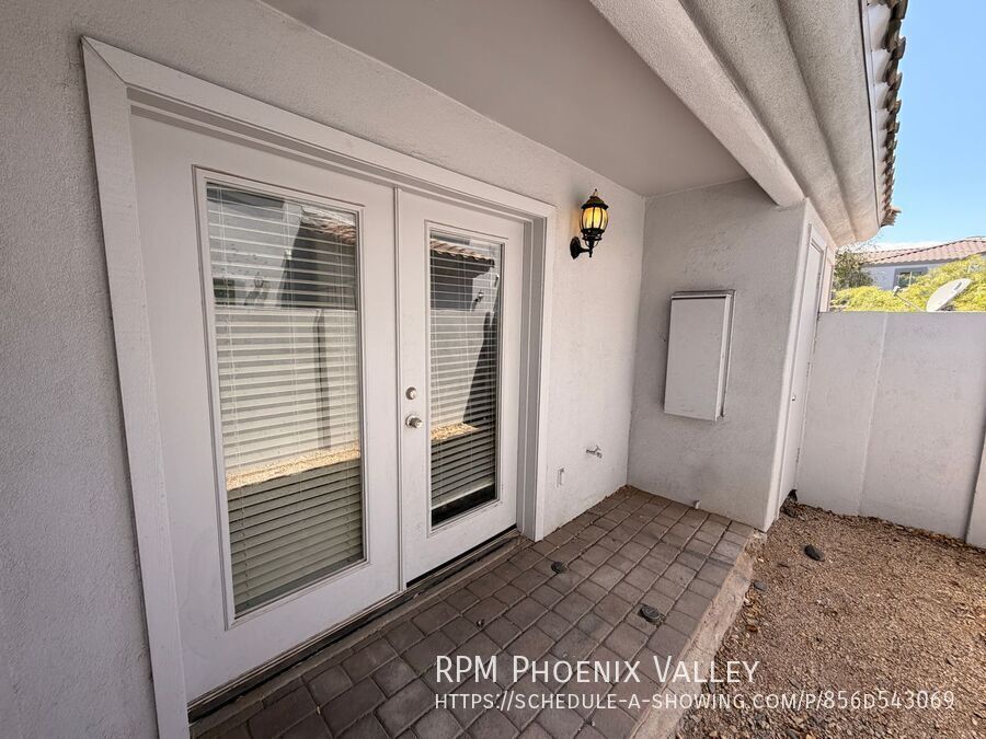 Beautiful Townhome With Freshly Painted Areas & Stainless-Steel Appliances! property image