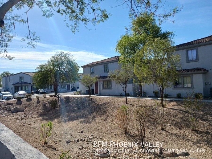 Beautiful Townhome With Freshly Painted Areas & Stainless-Steel Appliances! property image