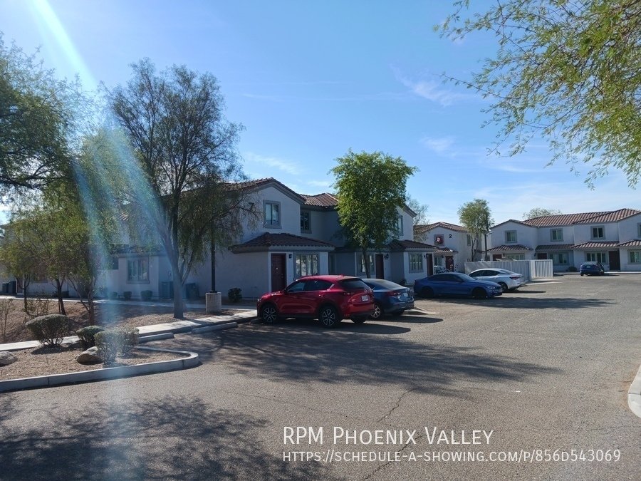Beautiful Townhome With Freshly Painted Areas & Stainless-Steel Appliances! property image
