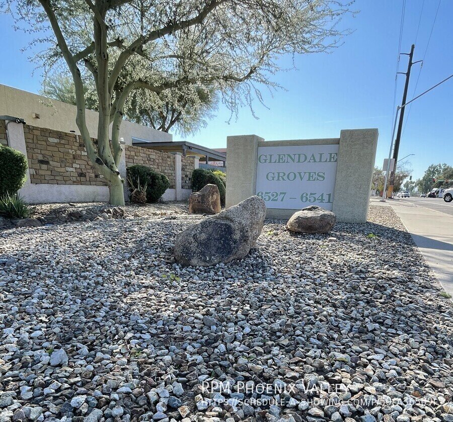 Updated Single Story 2x2 Glendale Unit With No Carpet property image