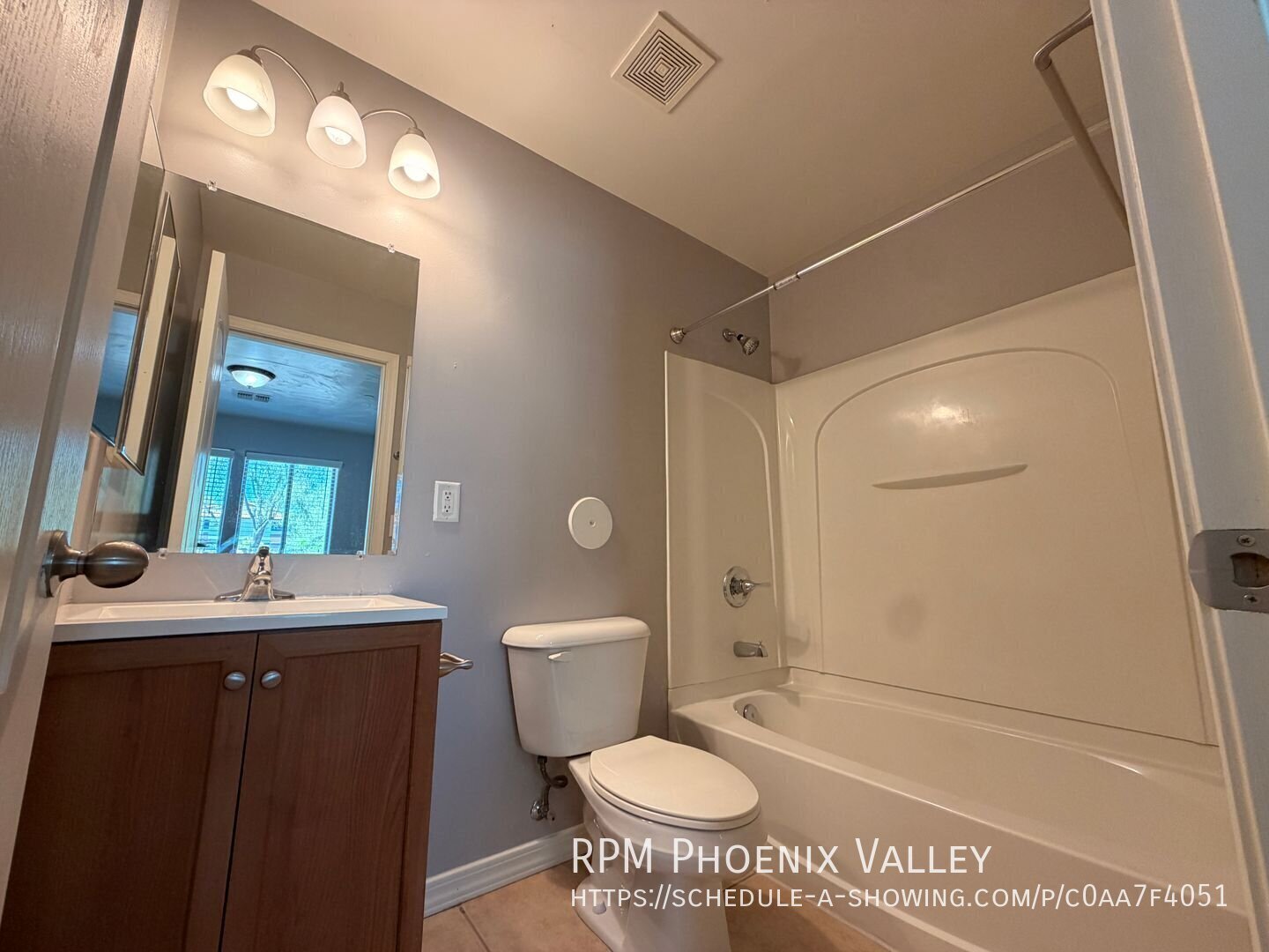 3 Bed/2 Bath Townhome *NO* Carpet End Unit *ALL* Appliances! property image
