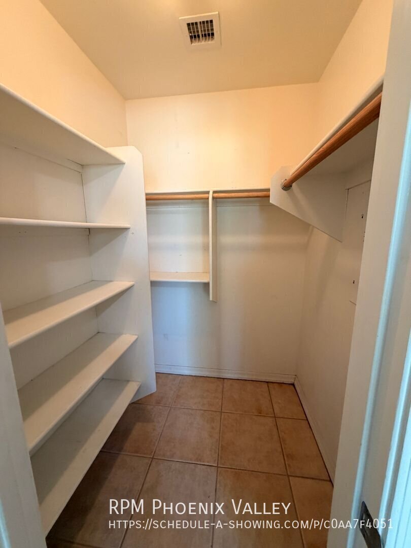 3 Bed/2 Bath Townhome *NO* Carpet End Unit *ALL* Appliances! property image